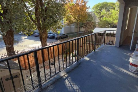 Condo in Hialeah, Florida, 2 bedrooms № 2026701 - photo 11