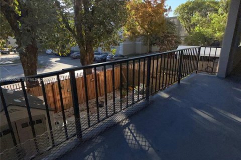 Condo in Hialeah, Florida, 2 bedrooms № 2026701 - photo 10