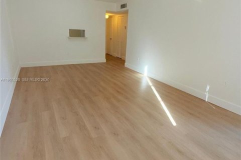 Condo in Hialeah, Florida, 2 bedrooms № 2026701 - photo 5