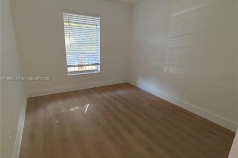 Condo in Hialeah, Florida, 2 bedrooms № 2026701 - photo 2