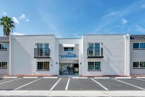 Commercial property in Clearwater, Florida 720.36 sq.m. № 2224395