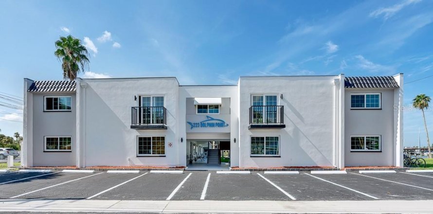 Commercial property in Clearwater, Florida 720.36 sq.m. № 2224395