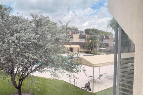 Condo in Tamarac, Florida, 1 bedroom № 2385378 - photo 12