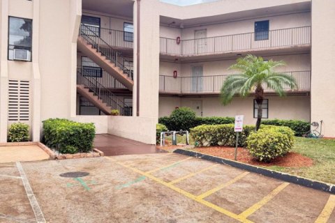 Condo in Tamarac, Florida, 1 bedroom № 2385378 - photo 13