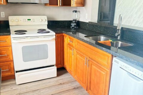 Condo in Tamarac, Florida, 1 bedroom № 2385378 - photo 3