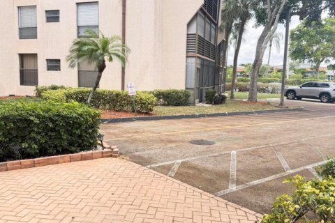 Condo in Tamarac, Florida, 1 bedroom № 2385378 - photo 14