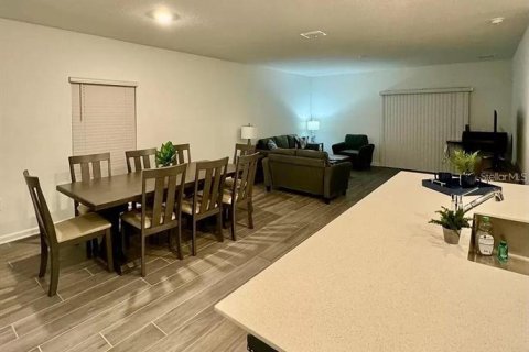 House in Eagle Lake, Florida 6 bedrooms, 186.55 sq.m. № 1795282 - photo 2