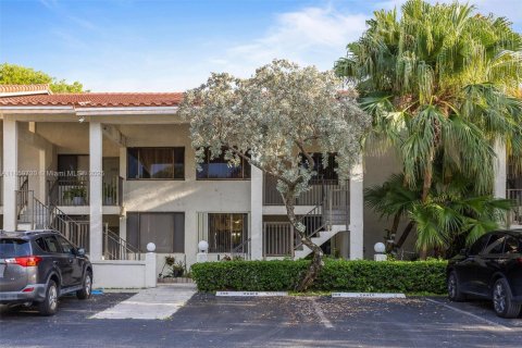 Condo in Oakland Park, Florida, 2 bedrooms  № 1888259 - photo 1
