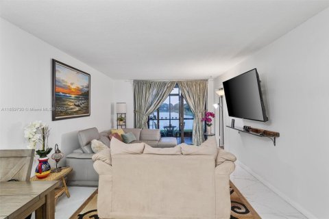 Condo in Oakland Park, Florida, 2 bedrooms  № 1888259 - photo 19