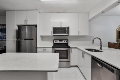 Condo in Oakland Park, Florida, 2 bedrooms  № 1888259 - photo 17