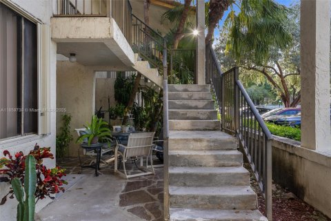 Condo in Oakland Park, Florida, 2 bedrooms  № 1888259 - photo 9