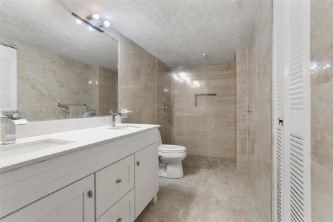 Condo in Oakland Park, Florida, 2 bedrooms  № 1888259 - photo 25