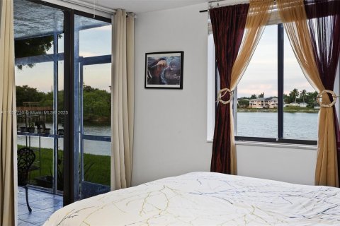 Condo in Oakland Park, Florida, 2 bedrooms  № 1888259 - photo 22