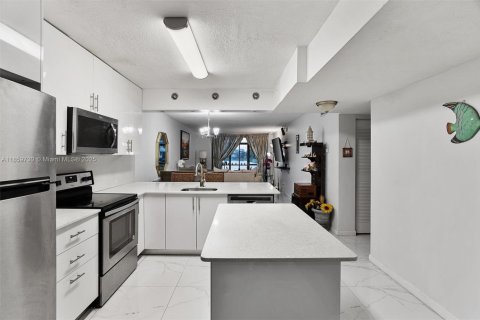 Condo in Oakland Park, Florida, 2 bedrooms  № 1888259 - photo 15