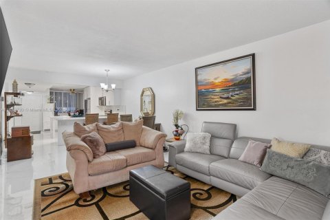 Condo in Oakland Park, Florida, 2 bedrooms  № 1888259 - photo 20