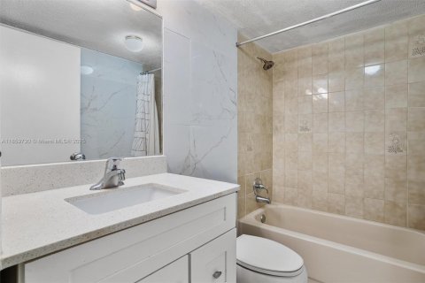 Condo in Oakland Park, Florida, 2 bedrooms  № 1888259 - photo 27