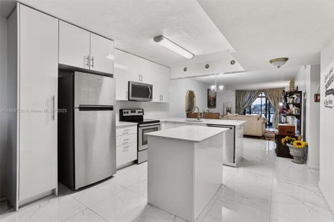 Condo in Oakland Park, Florida, 2 bedrooms  № 1888259 - photo 16