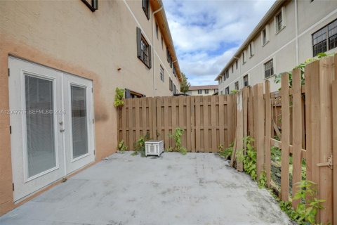 Adosado en venta en Miami, Florida, 2 dormitorios, 98.85 m2 № 2290143 - foto 29