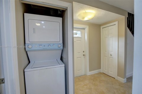 Adosado en venta en Miami, Florida, 2 dormitorios, 98.85 m2 № 2290143 - foto 9