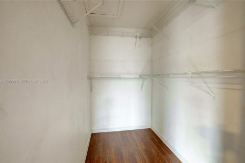 Adosado en venta en Miami, Florida, 2 dormitorios, 98.85 m2 № 2290143 - foto 24