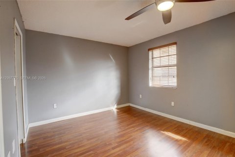 Adosado en venta en Miami, Florida, 2 dormitorios, 98.85 m2 № 2290143 - foto 22
