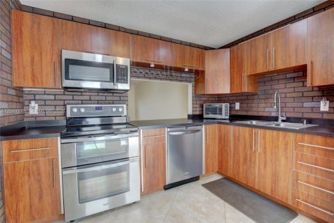 Adosado en venta en Miami, Florida, 2 dormitorios, 98.85 m2 № 2290143 - foto 14
