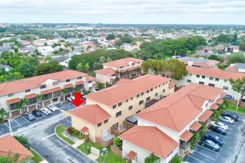 Adosado en venta en Miami, Florida, 2 dormitorios, 98.85 m2 № 2290143 - foto 2