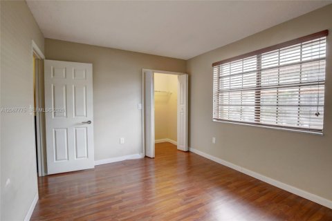 Adosado en venta en Miami, Florida, 2 dormitorios, 98.85 m2 № 2290143 - foto 18