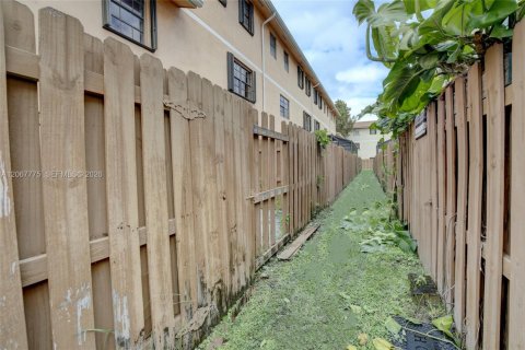 Adosado en venta en Miami, Florida, 2 dormitorios, 98.85 m2 № 2290143 - foto 30