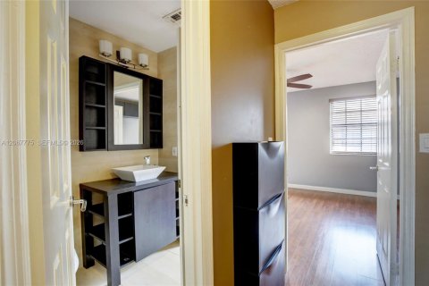 Adosado en venta en Miami, Florida, 2 dormitorios, 98.85 m2 № 2290143 - foto 21