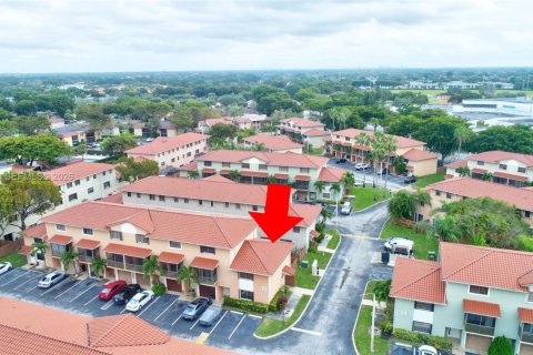 Adosado en venta en Miami, Florida, 2 dormitorios, 98.85 m2 № 2290143 - foto 1