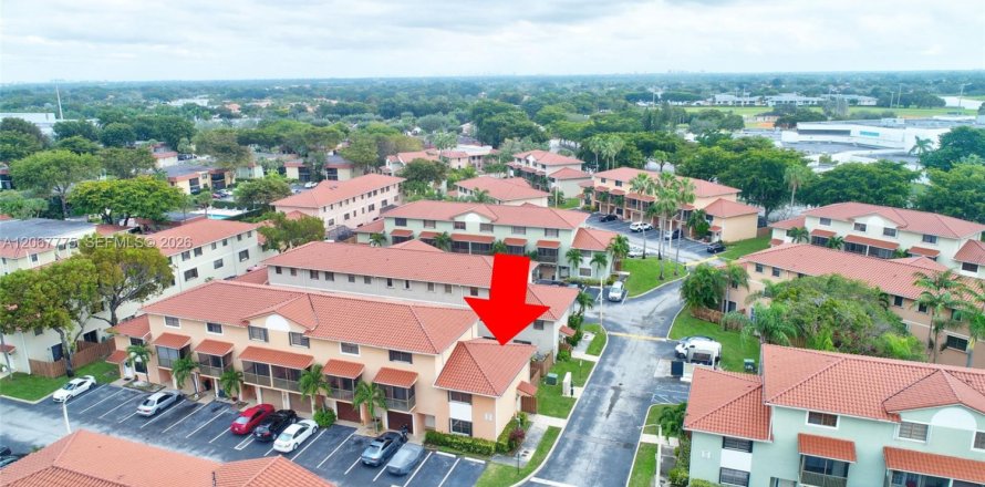 Adosado en Miami, Florida 2 dormitorios, 98.85 m2 № 2290143