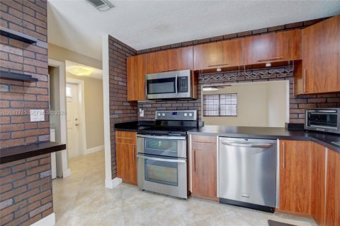 Adosado en venta en Miami, Florida, 2 dormitorios, 98.85 m2 № 2290143 - foto 15
