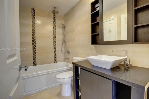 Adosado en venta en Miami, Florida, 2 dormitorios, 98.85 m2 № 2290143 - foto 25