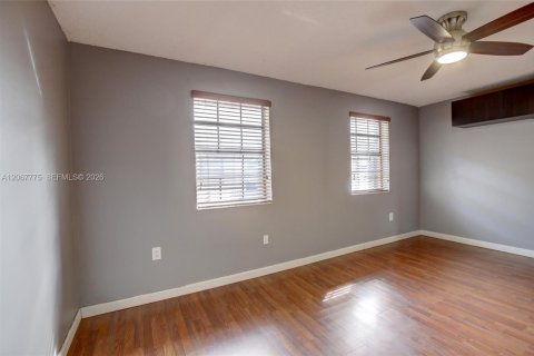 Adosado en venta en Miami, Florida, 2 dormitorios, 98.85 m2 № 2290143 - foto 23