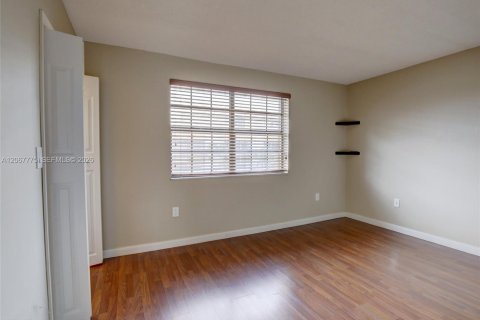 Adosado en venta en Miami, Florida, 2 dormitorios, 98.85 m2 № 2290143 - foto 16