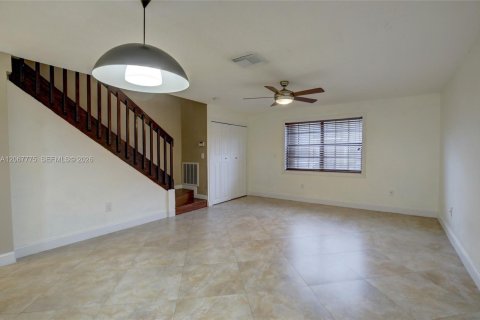 Adosado en venta en Miami, Florida, 2 dormitorios, 98.85 m2 № 2290143 - foto 10