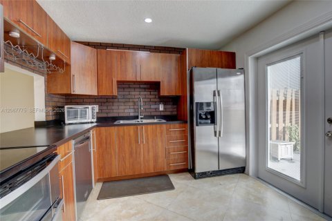 Adosado en venta en Miami, Florida, 2 dormitorios, 98.85 m2 № 2290143 - foto 13