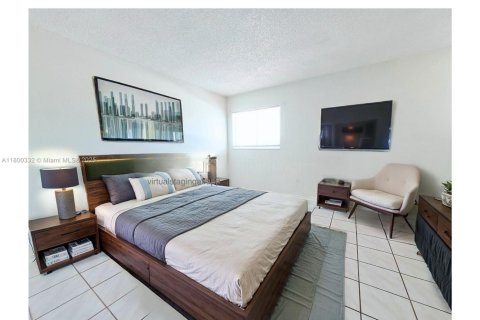 Condo in Miami Beach, Florida, 1 bedroom  № 1678641 - photo 1