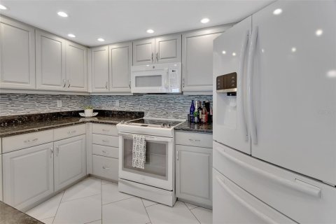 Condo in Daytona Beach Shores, Florida, 2 bedrooms  № 1855707 - photo 23