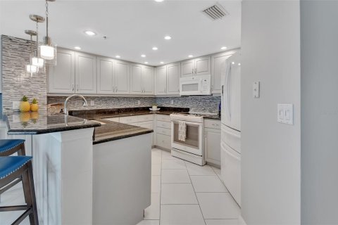 Condo in Daytona Beach Shores, Florida, 2 bedrooms  № 1855707 - photo 21