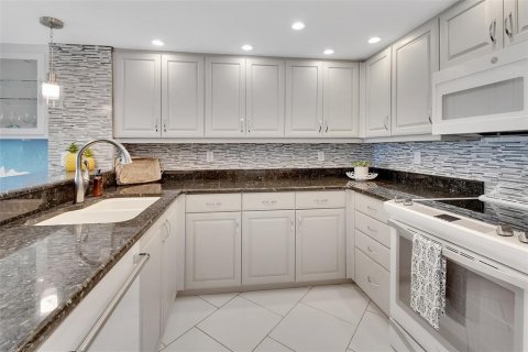 Condo in Daytona Beach Shores, Florida, 2 bedrooms  № 1855707 - photo 22