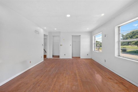Casa en venta en Daytona Beach, Florida, 5 dormitorios, 248.61 m2 № 2316759 - foto 22
