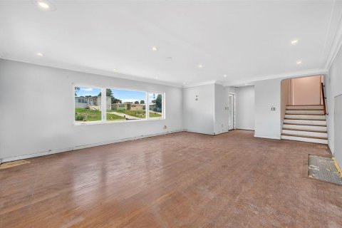 Casa en venta en Daytona Beach, Florida, 5 dormitorios, 248.61 m2 № 2316759 - foto 8