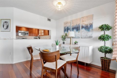 Condo in Pembroke Pines, Florida, 1 bedroom  № 2248632 - photo 15