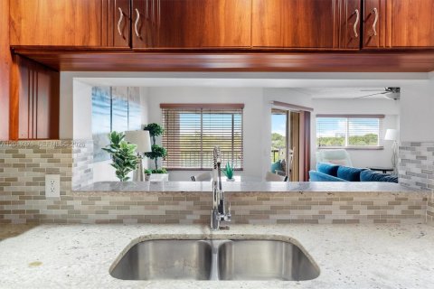 Condo in Pembroke Pines, Florida, 1 bedroom  № 2248632 - photo 23