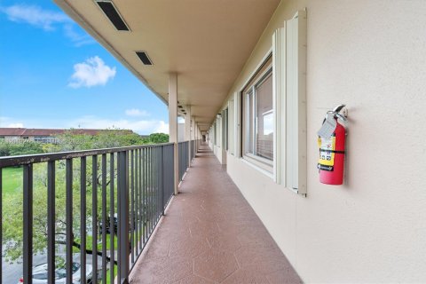 Condo in Pembroke Pines, Florida, 1 bedroom  № 2248632 - photo 4