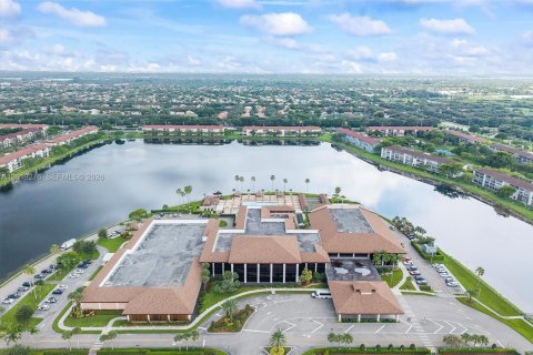 Condo in Pembroke Pines, Florida, 1 bedroom  № 2248632 - photo 2