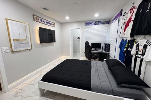 House in Weston, Florida 3 bedrooms, 154.68 sq.m. № 2173284 - photo 8