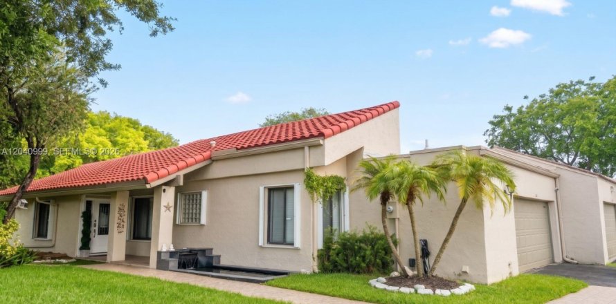 House in Weston, Florida 3 bedrooms, 154.68 sq.m. № 2173284